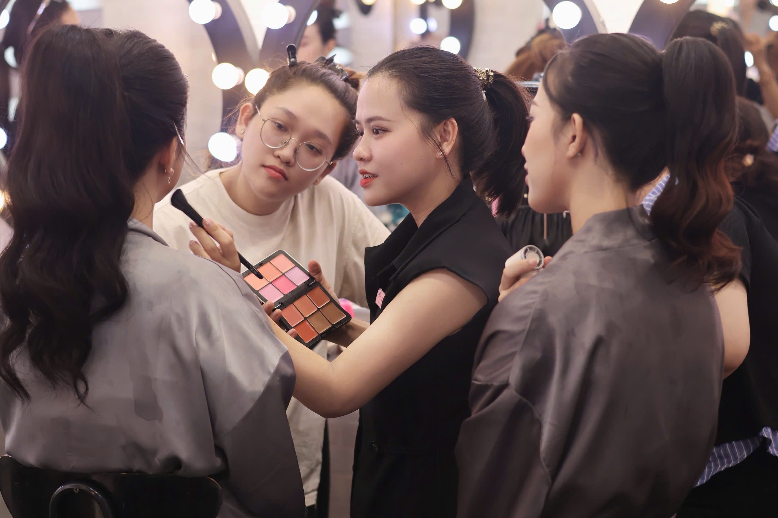Giảng viên sửa bài cho học viên