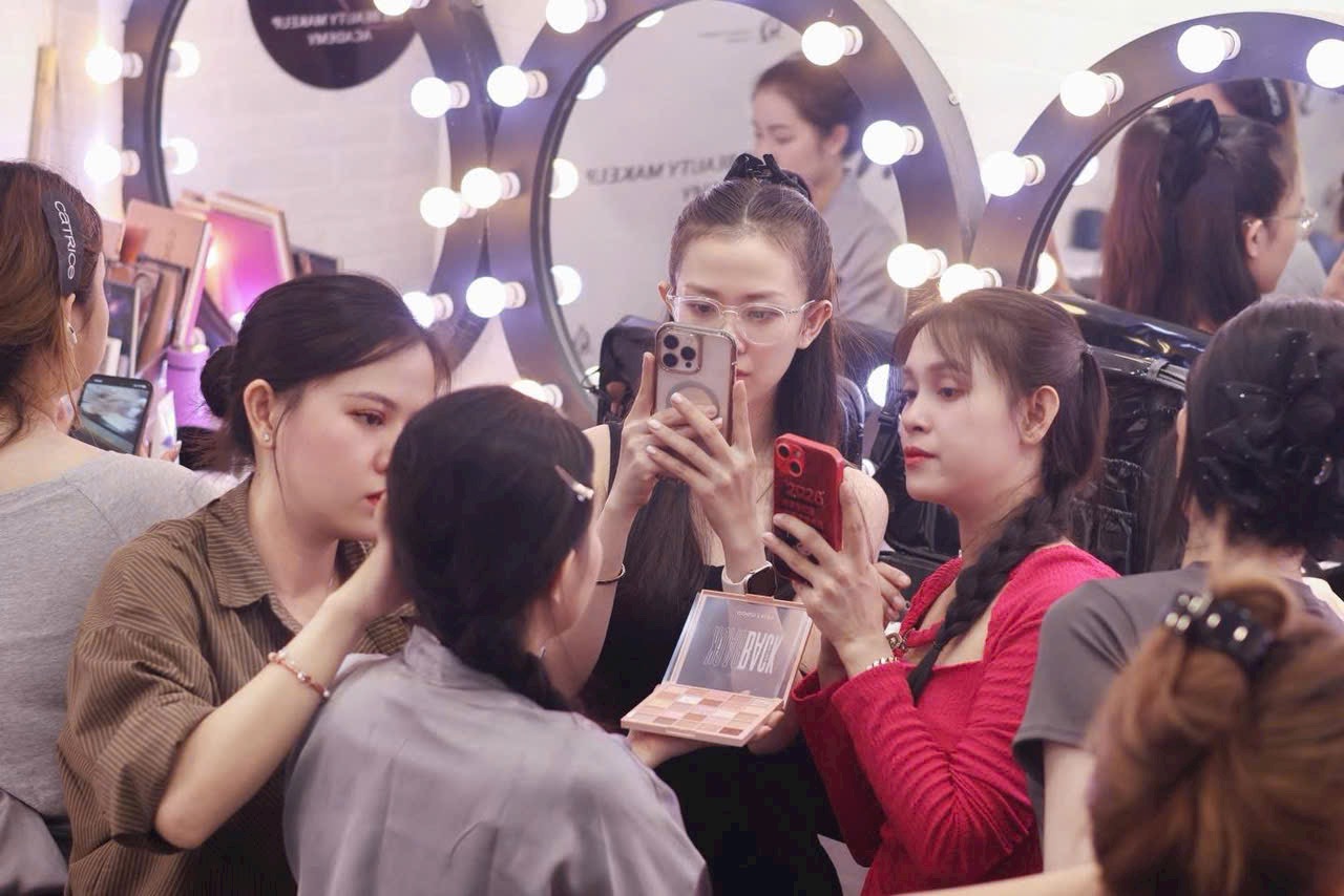 Học viên tham gia hoạt động thực tế