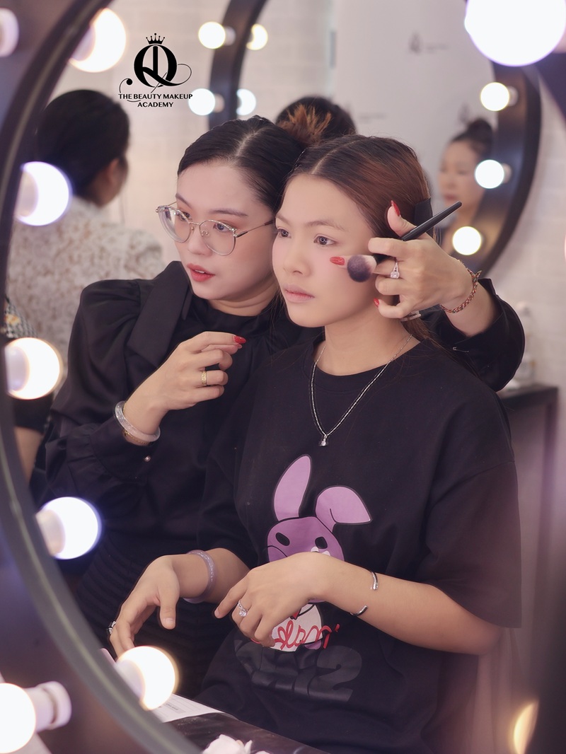 Học viên THE BEAUTY thực hành Makeup cá nhân